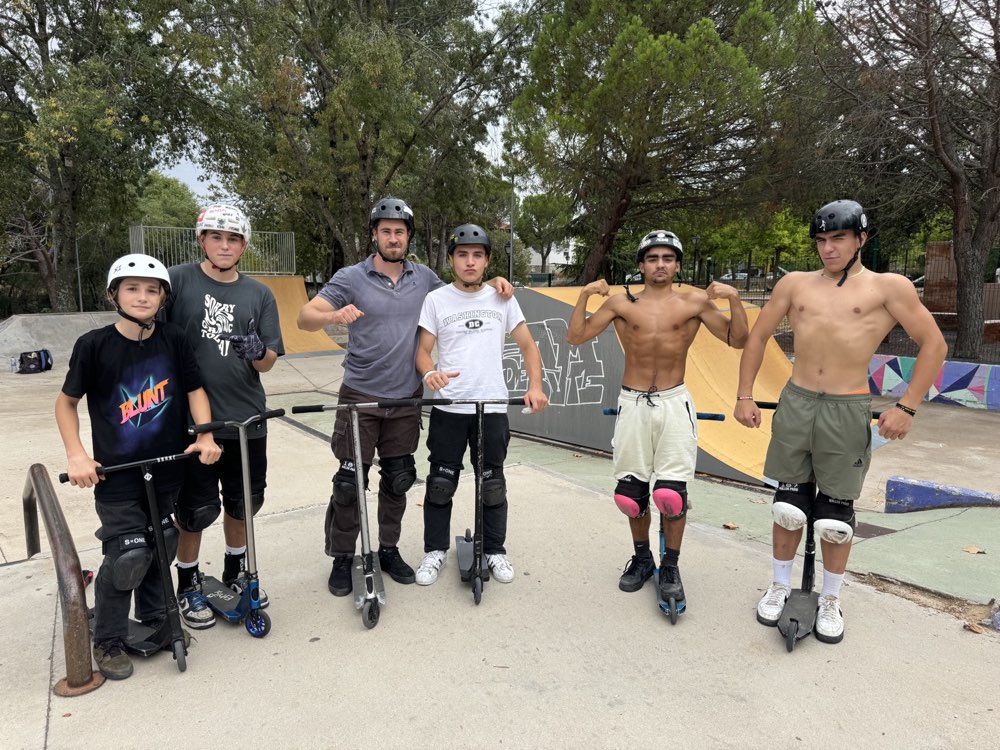 Equipo TeamDejate en el skatepark