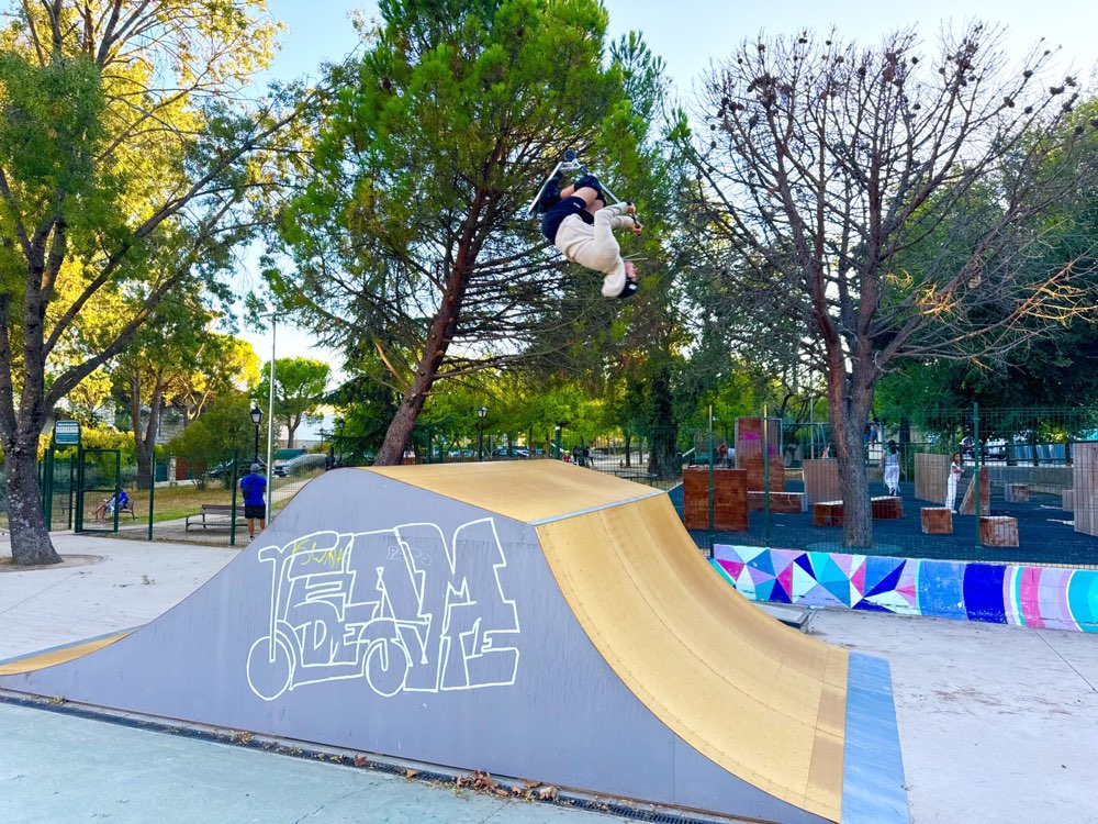 Rider TeamDejate saltando en el skatepark