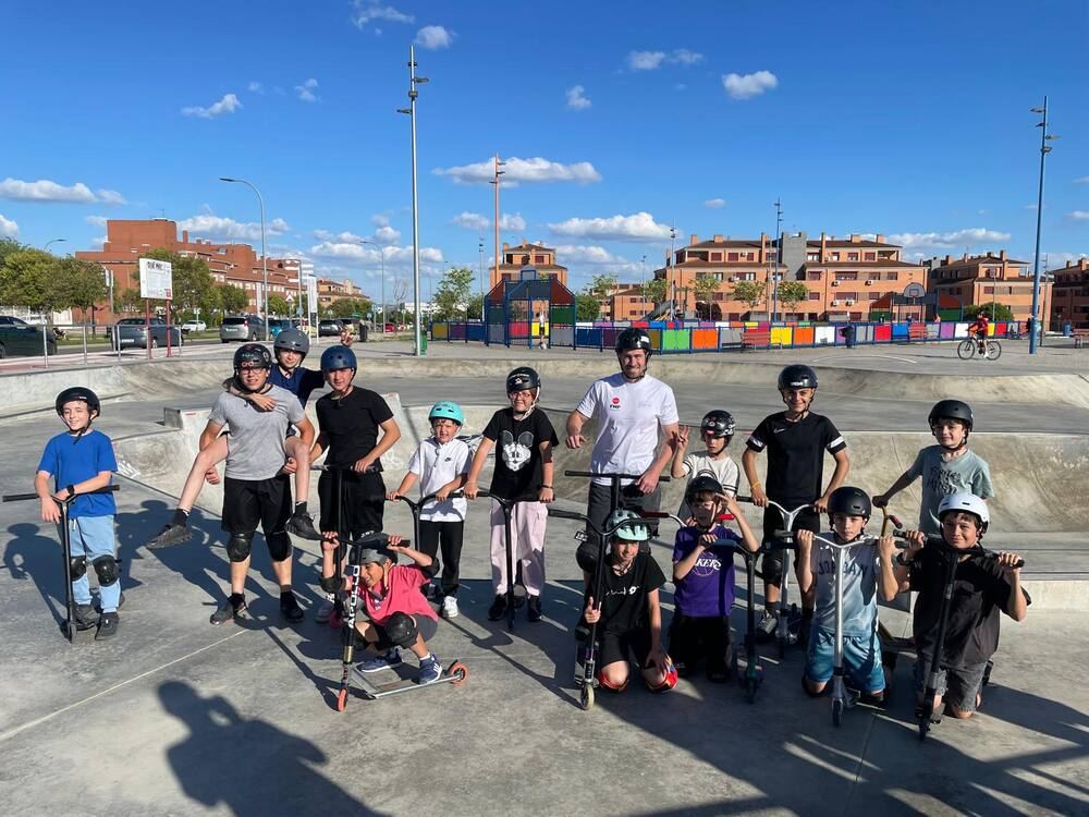 Clases de scooter TeamDejate — grupo grande