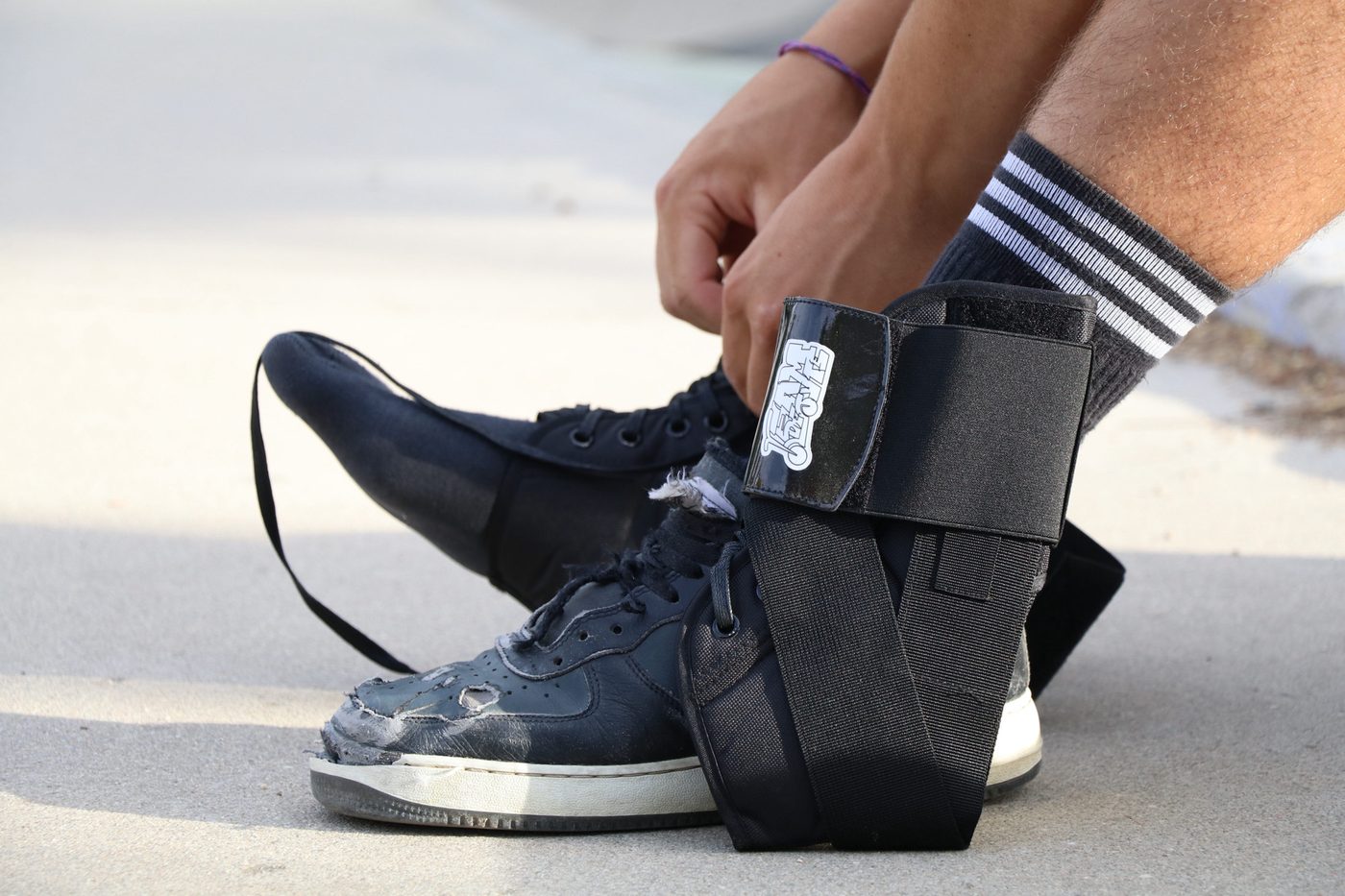 Tobilleras TeamDejate puestas junto a zapatillas Nike